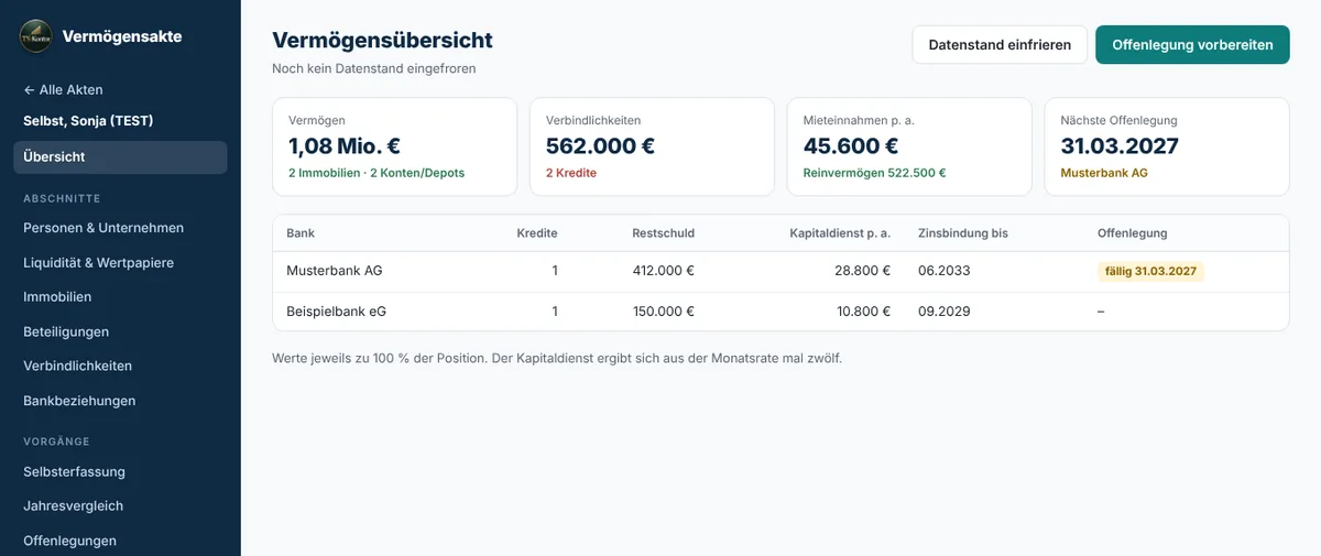 Vermögensübersicht einer Akte mit Kacheln für Vermögen, Verbindlichkeiten, Mieteinnahmen und nächste Offenlegung sowie einer Tabelle der Banken
